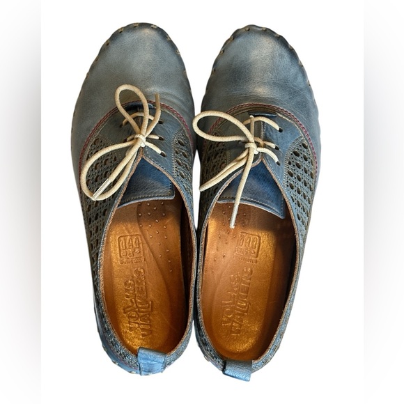 Volkswalkers handmade perforated leather lace up flats - Picture 3 of 7